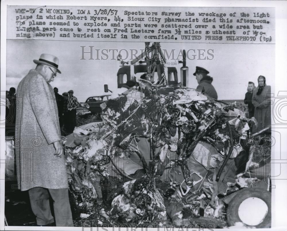 1957 Press Photo spectators survey wreckage of plane, Robert Myers died, Wyoming - Historic Images