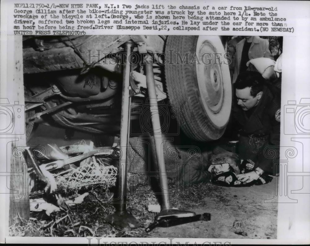 1957 Press Photo Jacks Lift Chassis of Car from George Gillian after struck - Historic Images