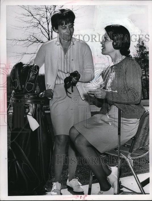 1967 Press Photo Cleveland Women Play Golf - Historic Images