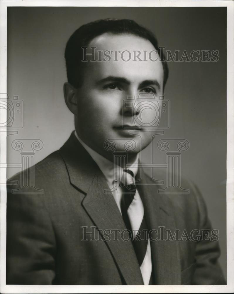 1958 Press Photo Mr. Daniel Shaps, assistant controller of the Halle Bros. Co. - Historic Images