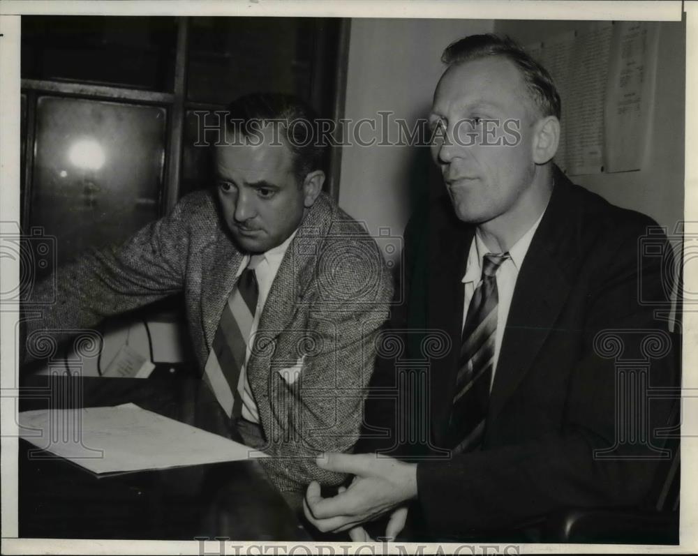1940 Press Photo Ernest Roll questions Paul Von Hagen - Historic Images