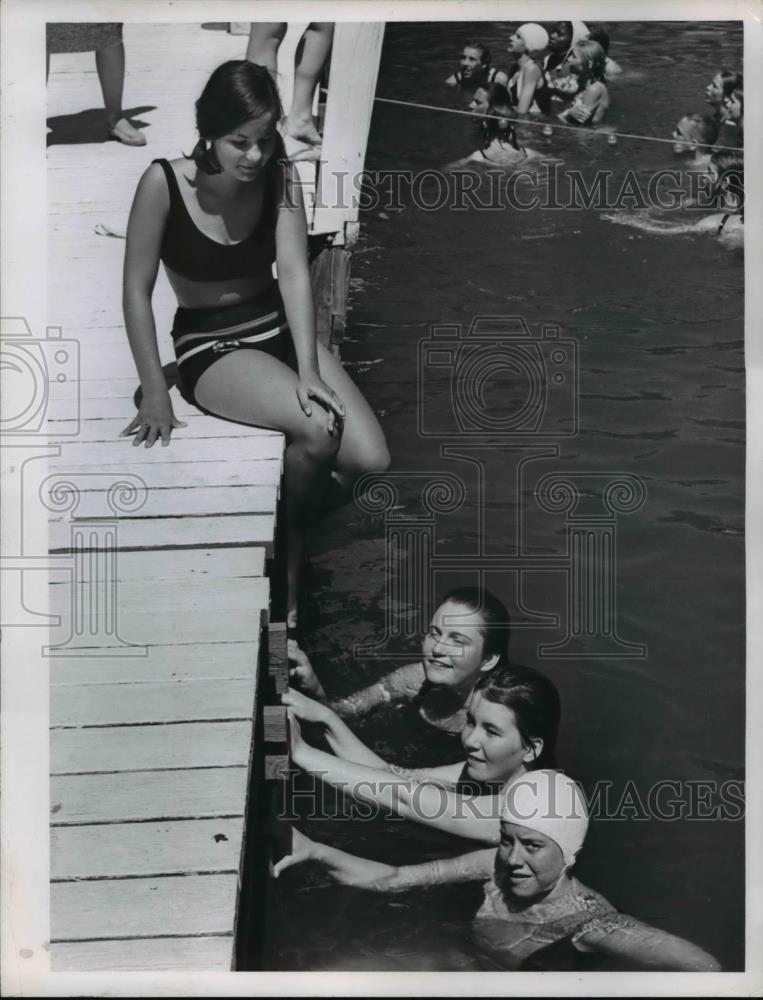 1964 Press Photo Michele Rocawich, Linda Brooks, Sharon Chamberlain, Faith Chris - Historic Images