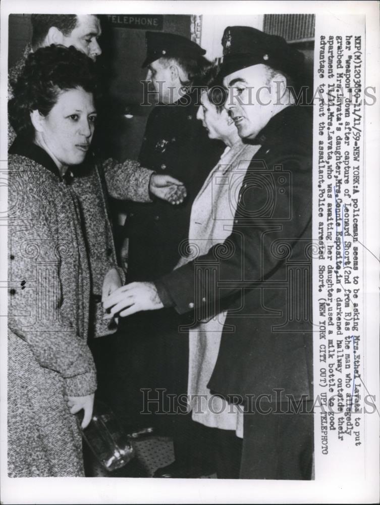 1959 Press Photo Mrs Ethel Lavata puts weapon down, capture of Leonard Short - Historic Images