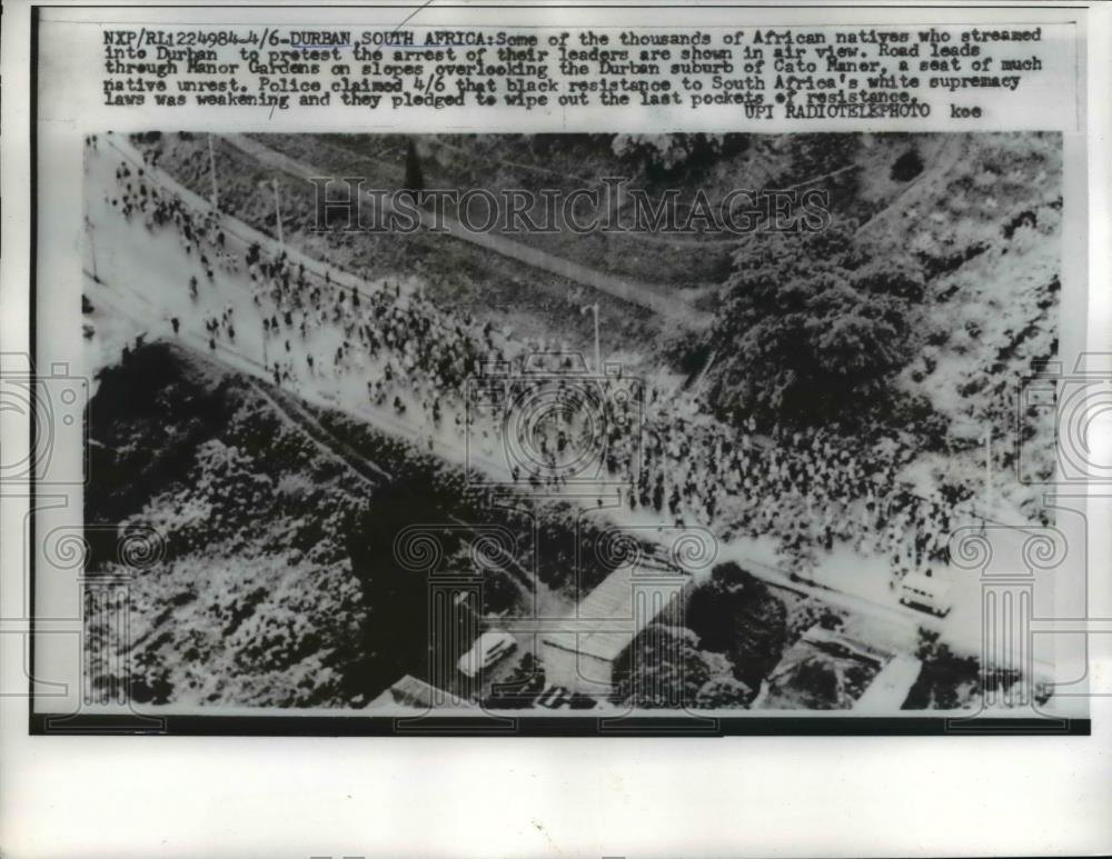 1960 Press Photo African natives walk into Durban to protest leaders arrest - Historic Images