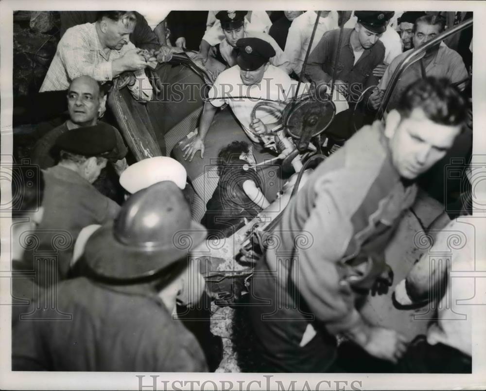 1953 Press Photo Firemen&amp;Rescuers released Mrs Eleanor Rinaldi from Car crashed - Historic Images