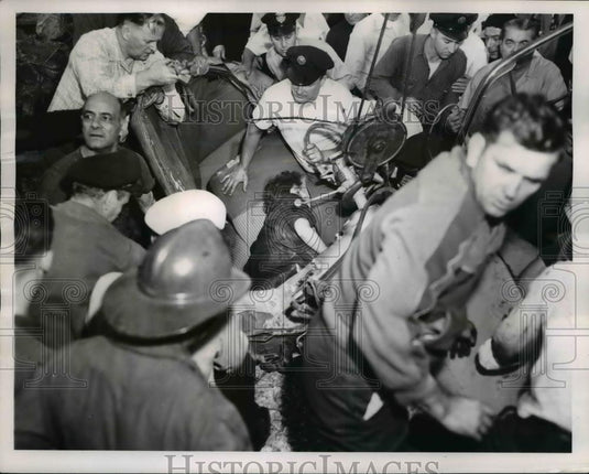 1953 Press Photo Firemen&Rescuers released Mrs Eleanor Rinaldi from Car crashed - Historic Images