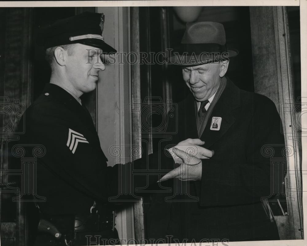 1941 Press Photo General George C Marshall Army Chief of Staff Showing Badge - Historic Images