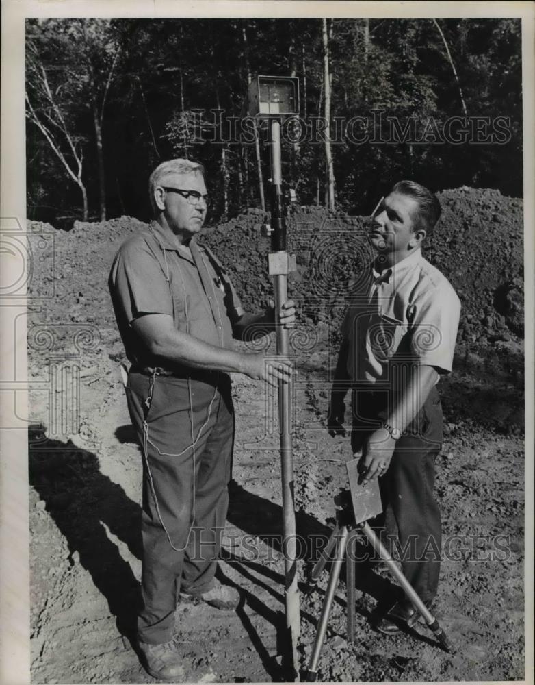 1968 Press Photo American Vitrified Products Company Workers Setup Lighting - Historic Images