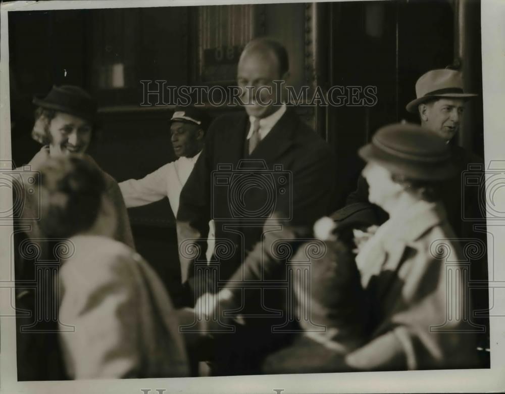 1934 Press Photo Mr & Mrs James Roosevelt shaking hands with Bobby Crowell. - Historic Images