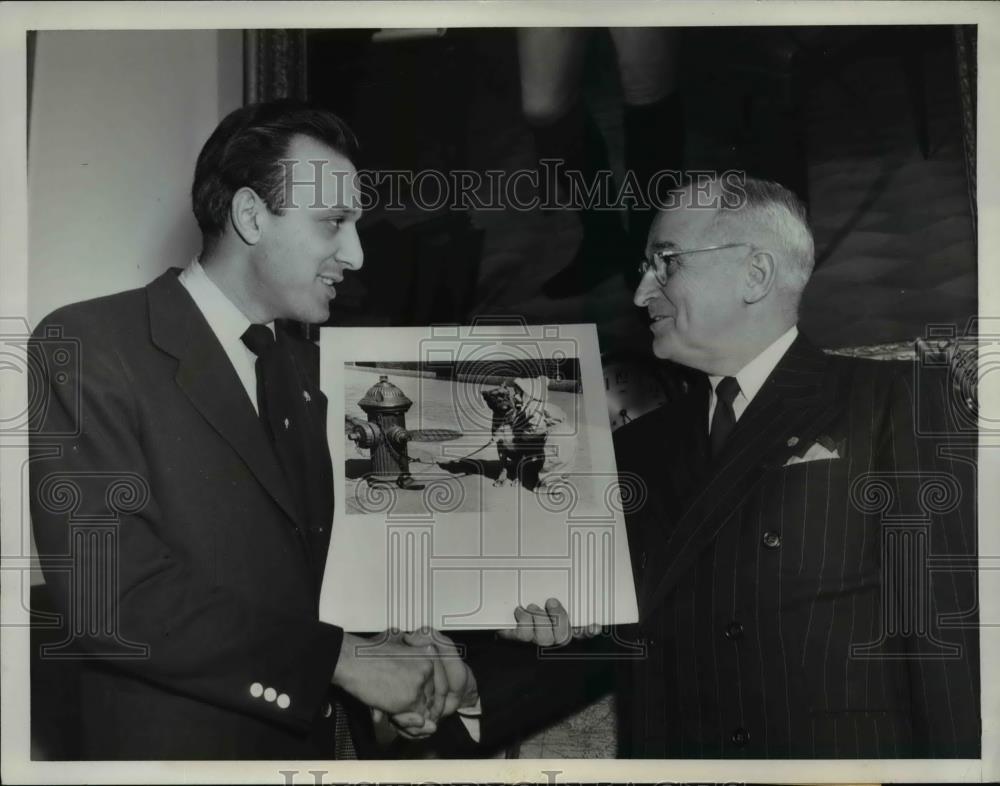 1950 Press Photo of Aaron Miller being congratulated by President Truman - Historic Images