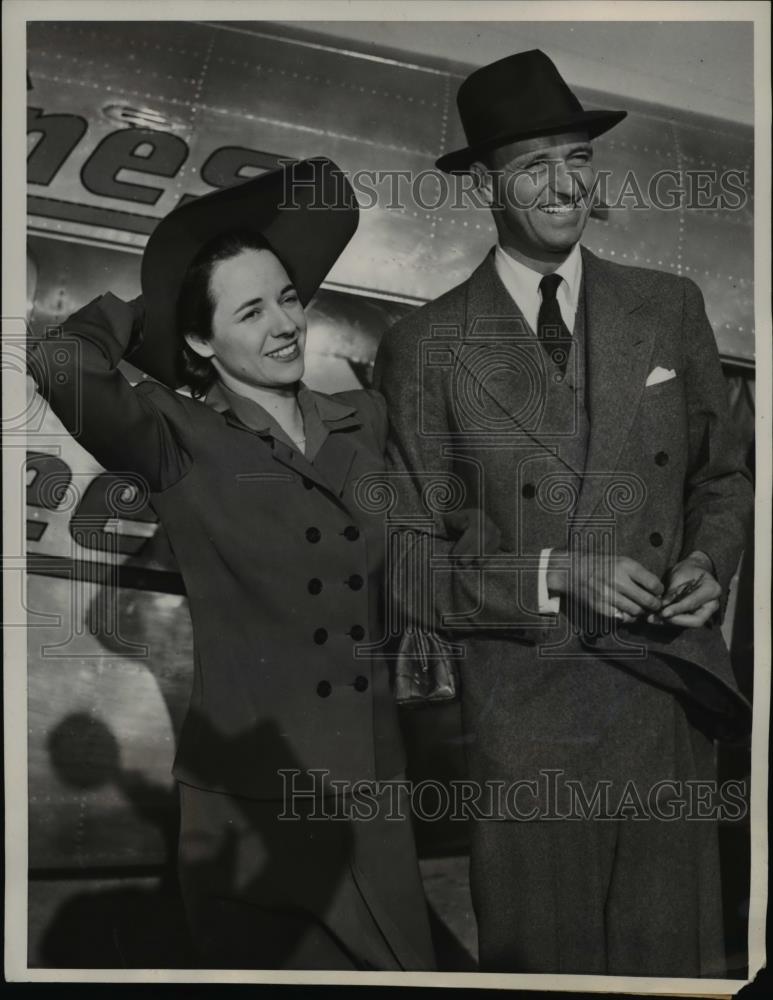 1941 Press Photo San Francisco Captain James Roosevelt &amp; Bride Romelle Schneider - Historic Images