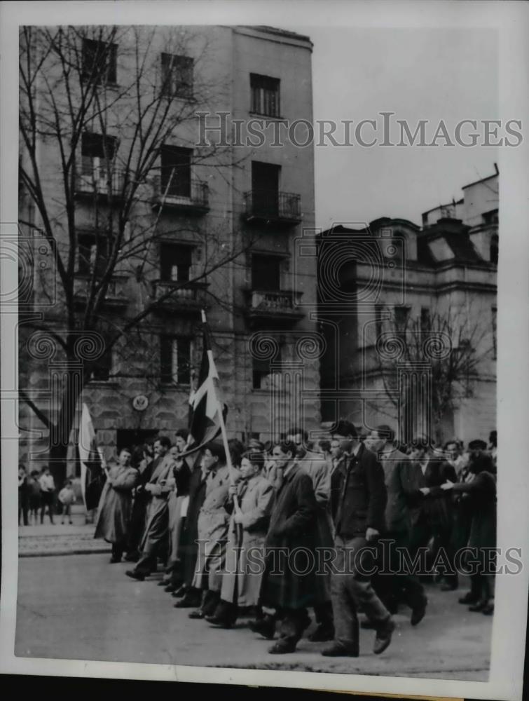 1952 Press Photo Yugolavs marching in front of the American Embassy in Belgrade - Historic Images