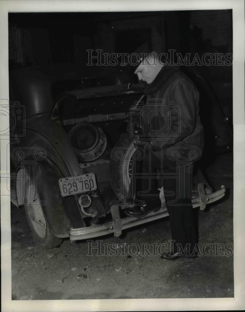 1939 Press Photo Deputy Sheriff Cassidy Investigating Murder of Carl Bivens - Historic Images