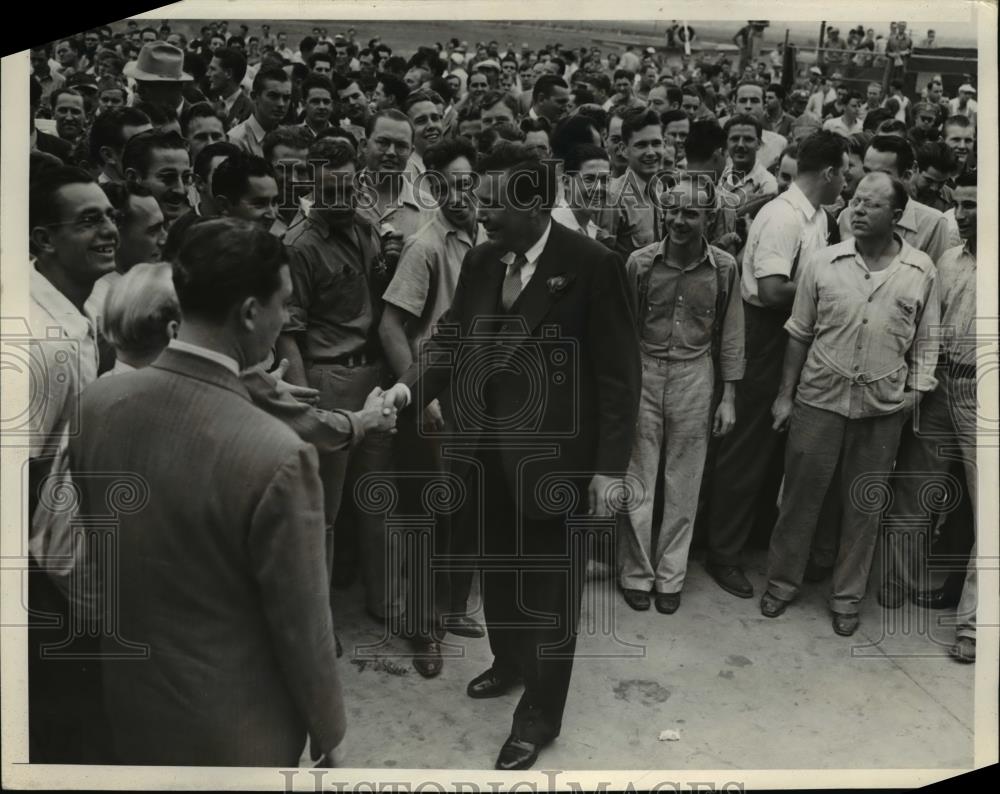 1940 Press Photo El Segundo Wendell Wilkie at North American Aircraft factory - Historic Images