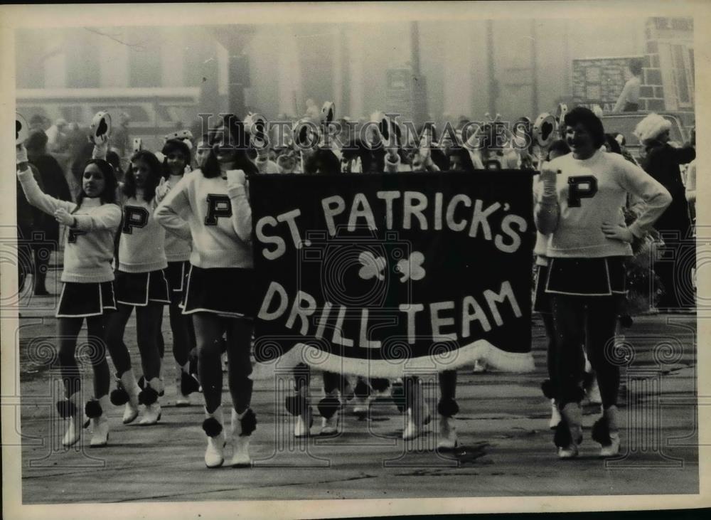 1975 Press Photo The St. Patrick&#39;s Drill Team during the parade - Historic Images