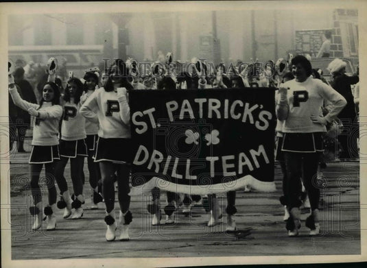 1975 Press Photo The St. Patrick's Drill Team during the parade - Historic Images