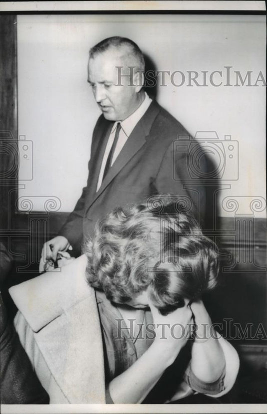 1961 Press Photo Dr Bernard Finch consoles his defendant Carole Tregoff - Historic Images
