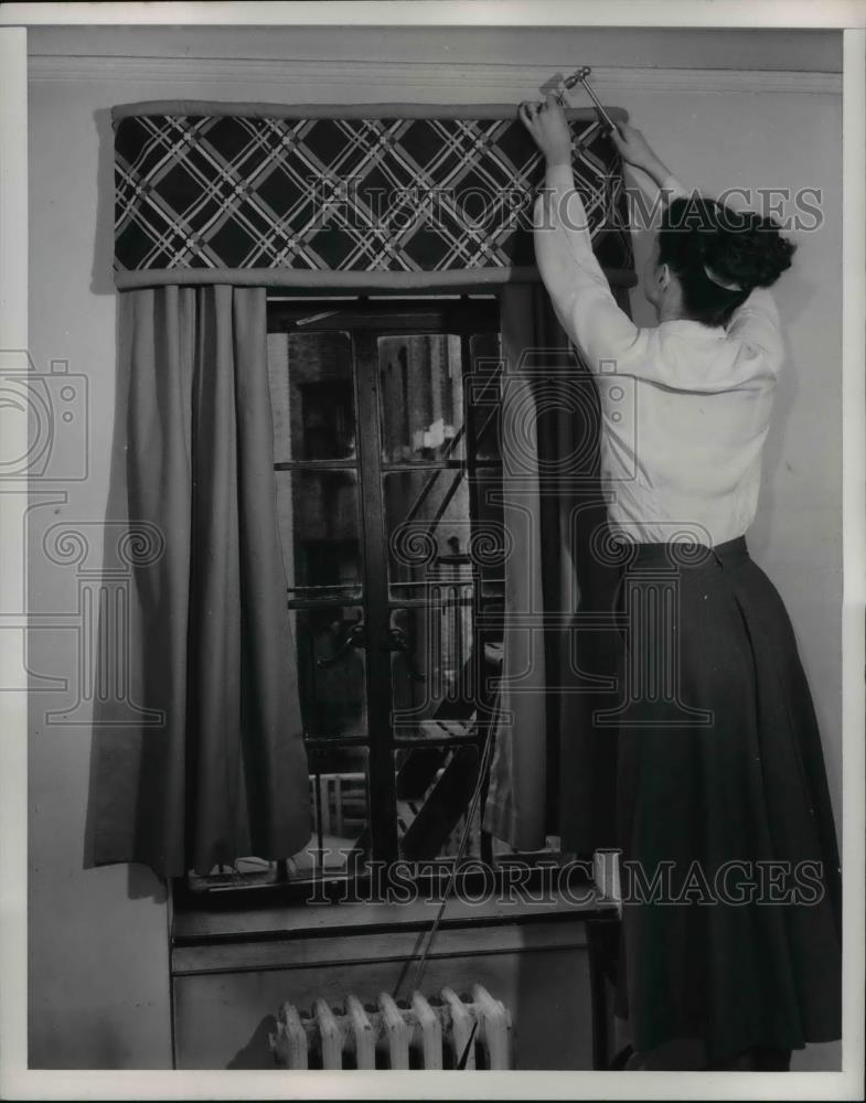 1949 Press Photo Making Valances for windows - Historic Images