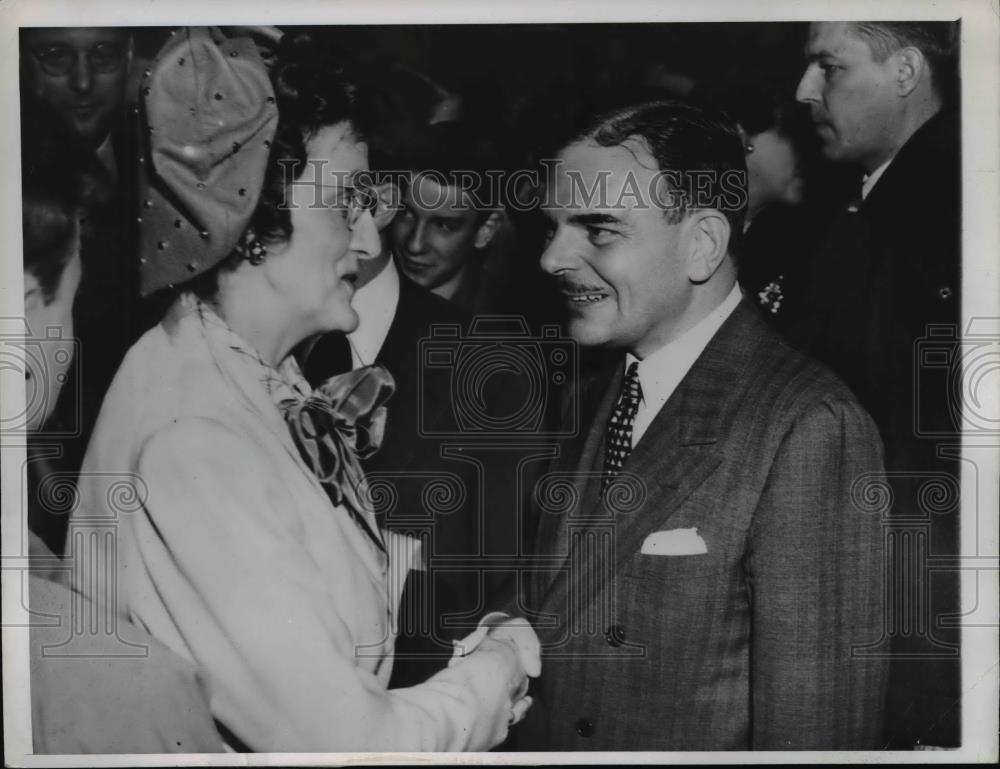 1948 Press Photo Lincoln Neb Tom Dewey with supporter Mrs D L Travis - Historic Images