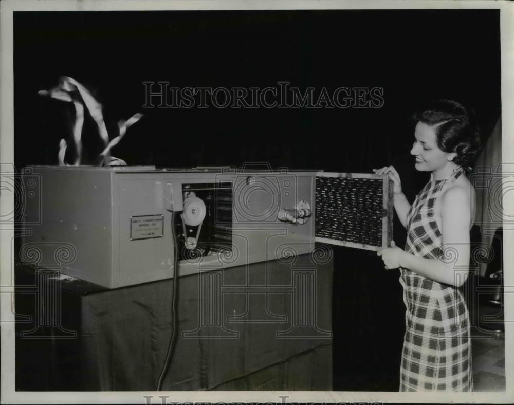 1935 Press Photo Alice Blue removing filter of Air Conditioning Machine, Chicago - Historic Images