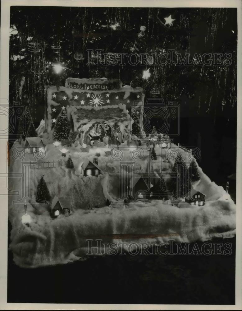 1948 Press Photo Christmas Decorations at Edward Krasoe Home, Cleveland - Historic Images