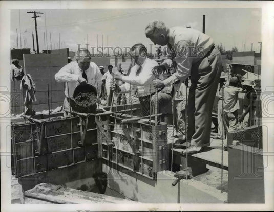 1948 Press Photo Gov Jesus T Pinero & Da Carpent building a Private Housing Proj - Historic Images