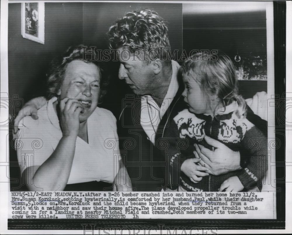 1955 Press Photo Susan Koroluck with her husband and daughter after the bomb - Historic Images