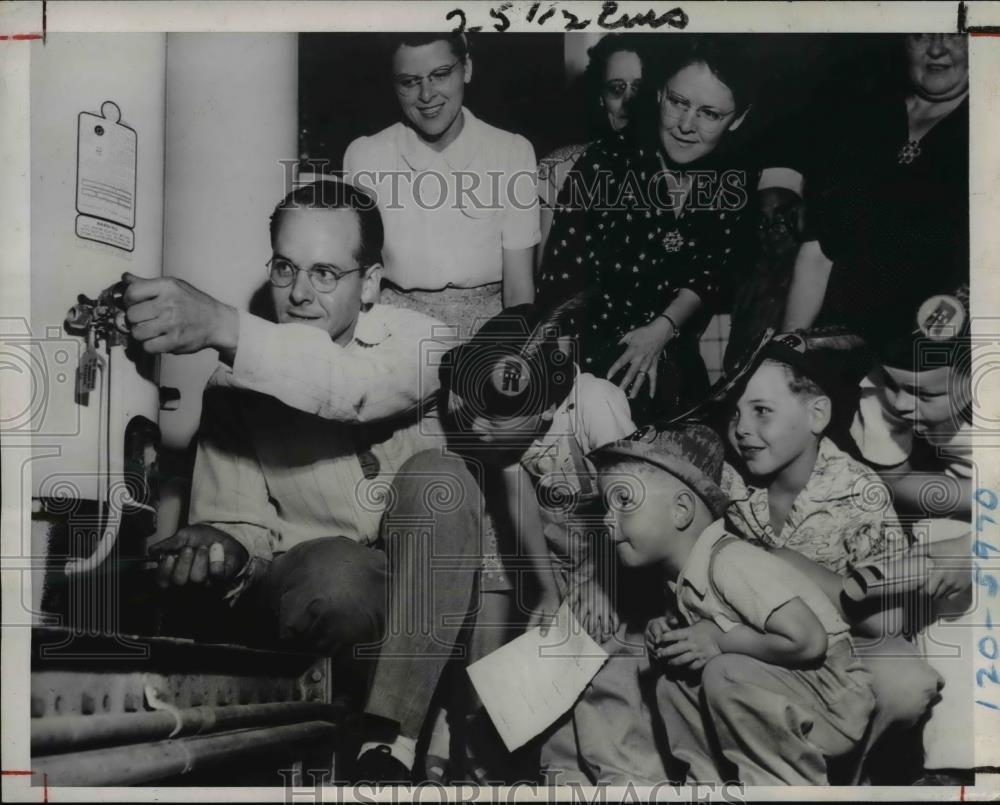 1947 Press Photo Family Watch Uncle Check Gas Water Heater - Historic Images