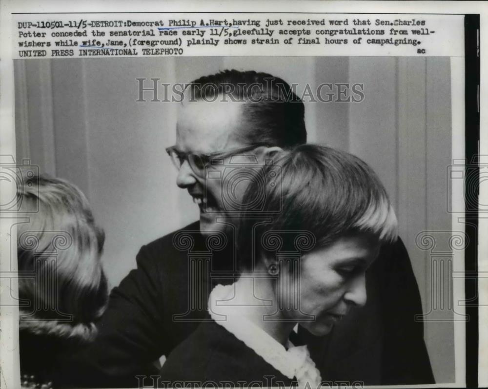 1958 Press Photo Democrat Philip A. Hart received congratulations with his wife - Historic Images