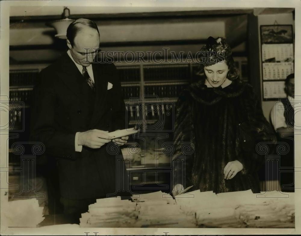 1938 Press Photo James Rosevelt, and wife look over March of Dimes Mail White - Historic Images