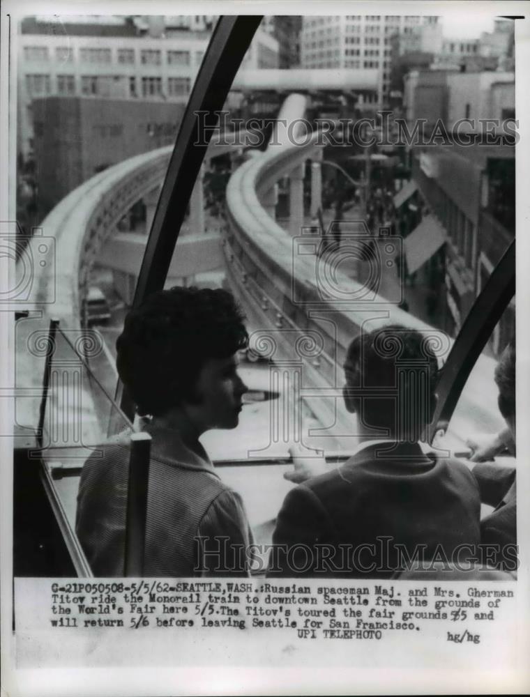 1962 Press Photo Russian spaceman maj. and mrs Gherman Titov ride train - Historic Images