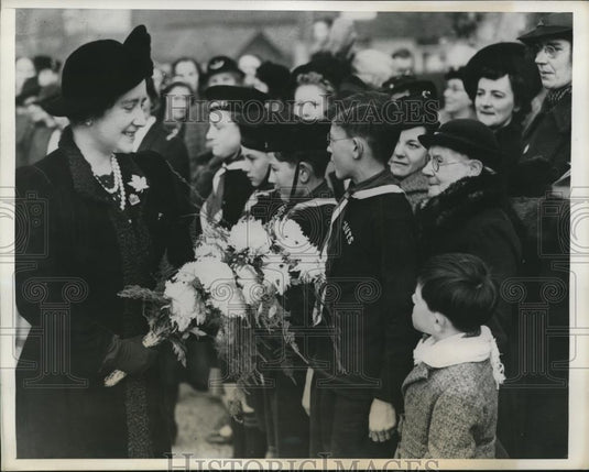 1939 Press Photo England Queen Elizabeth,& Sea Scouts in Sussex - Historic Images