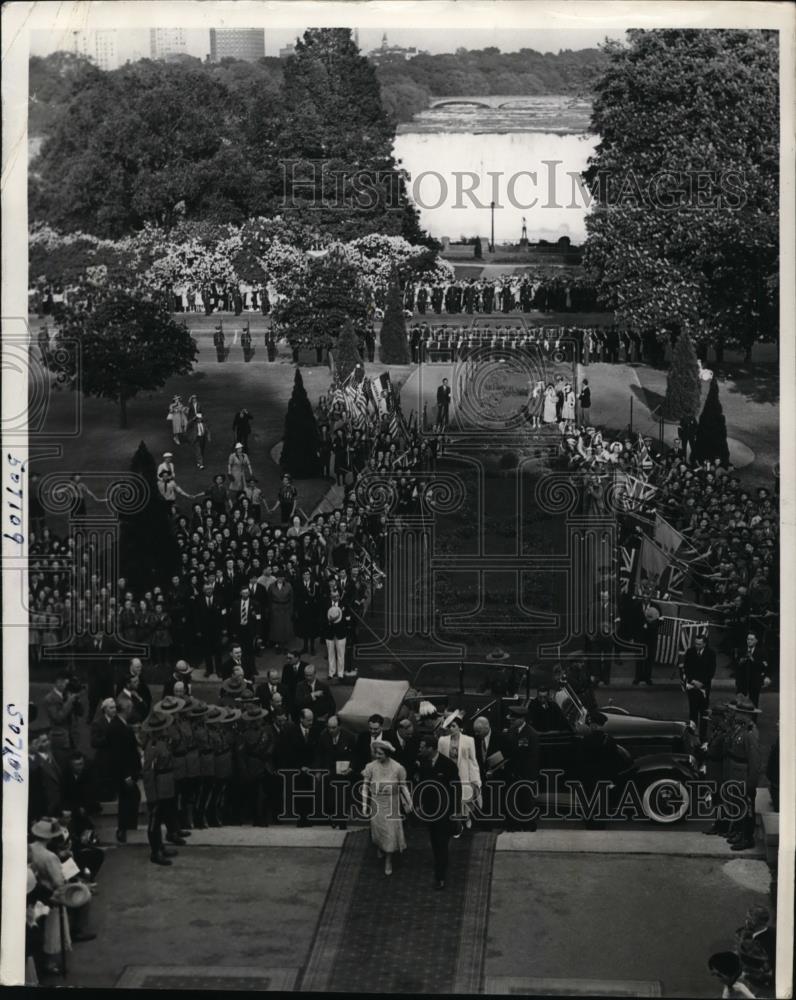 1939 Press Photo King George &amp; Queen Elizabeth Enters the General Brock Hotel - Historic Images