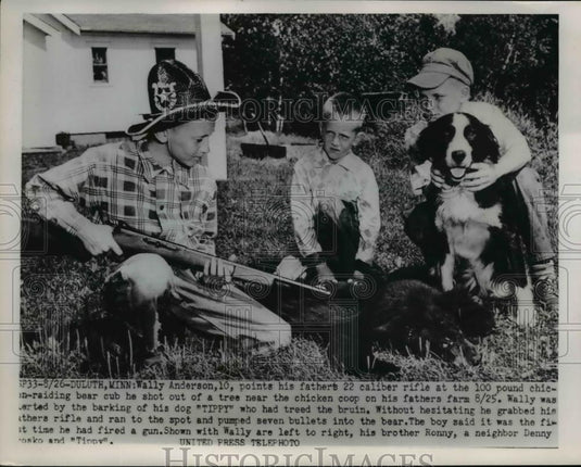 1952 Press Photo of Wally Anderson, 10 with the 100 pound bear he shot with 22. - Historic Images