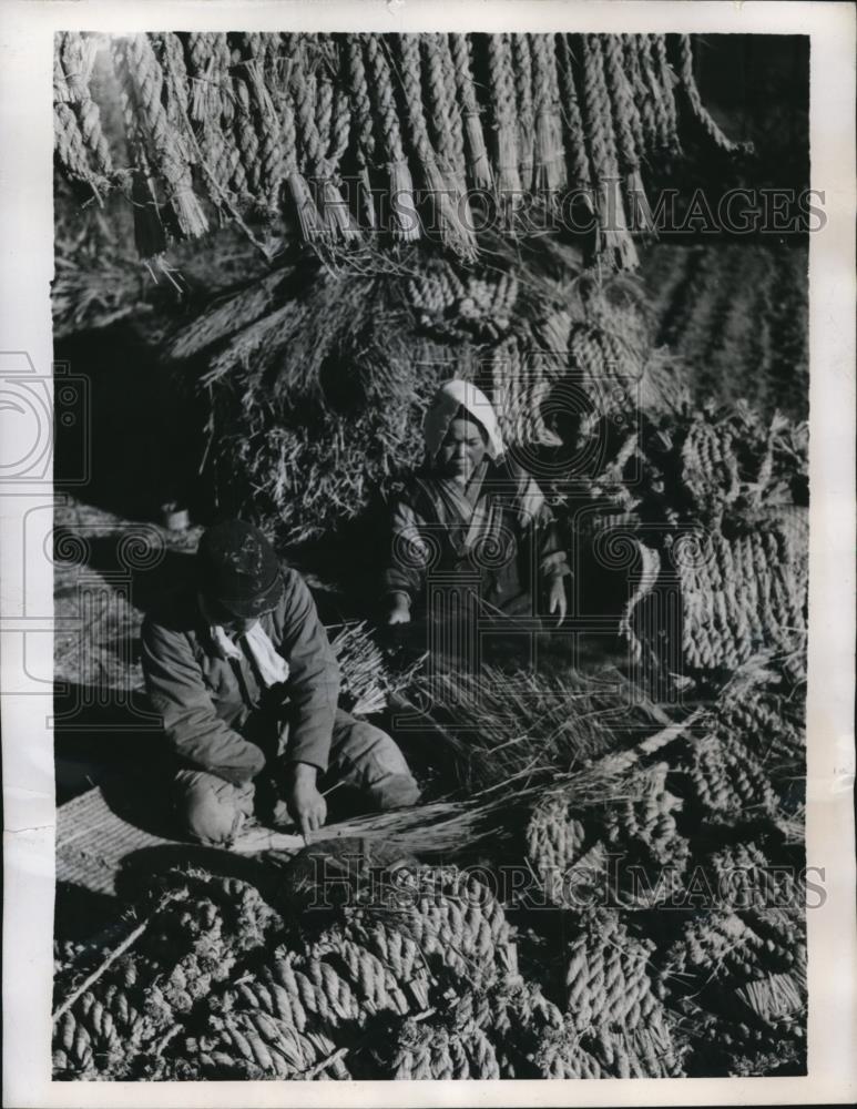 1947 Press Photo Fall Harvest Rice in Tokyo Japan Making Shimenawa Sacred Rope - Historic Images