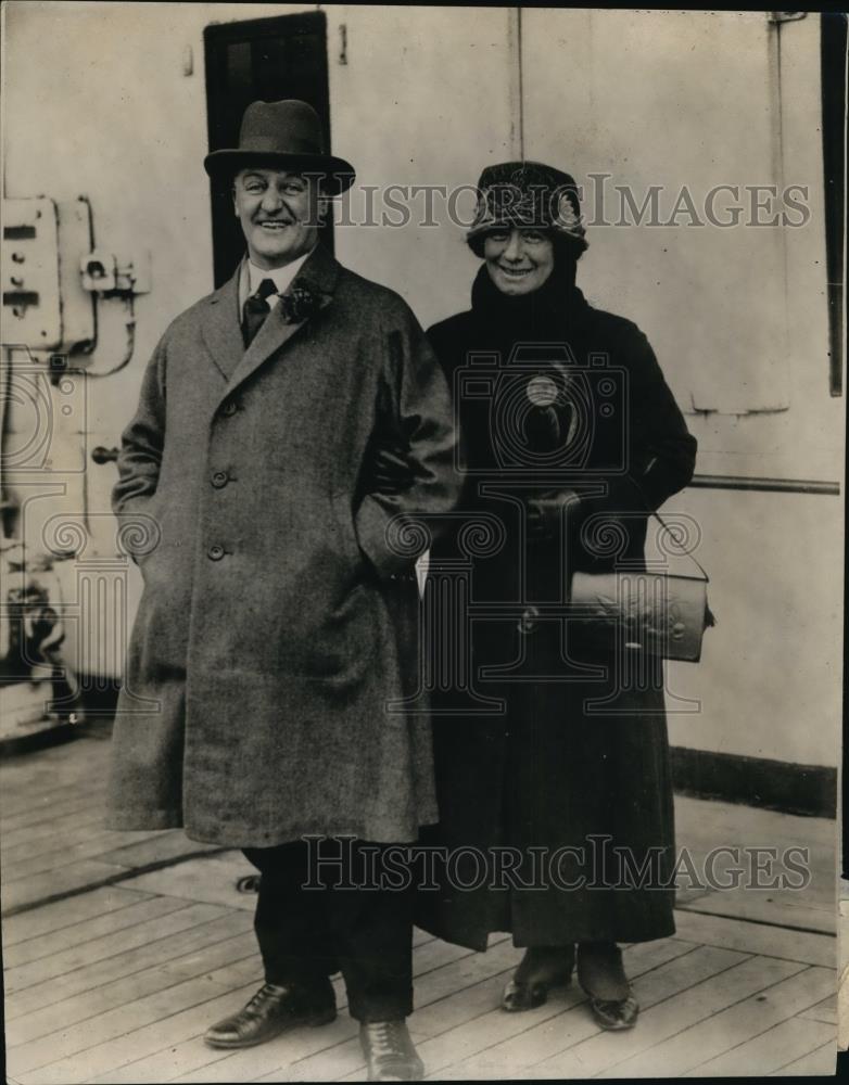 1925 Press Photo JC Mitchell of Dahinda Sask Canada &amp; wife visit England - Historic Images
