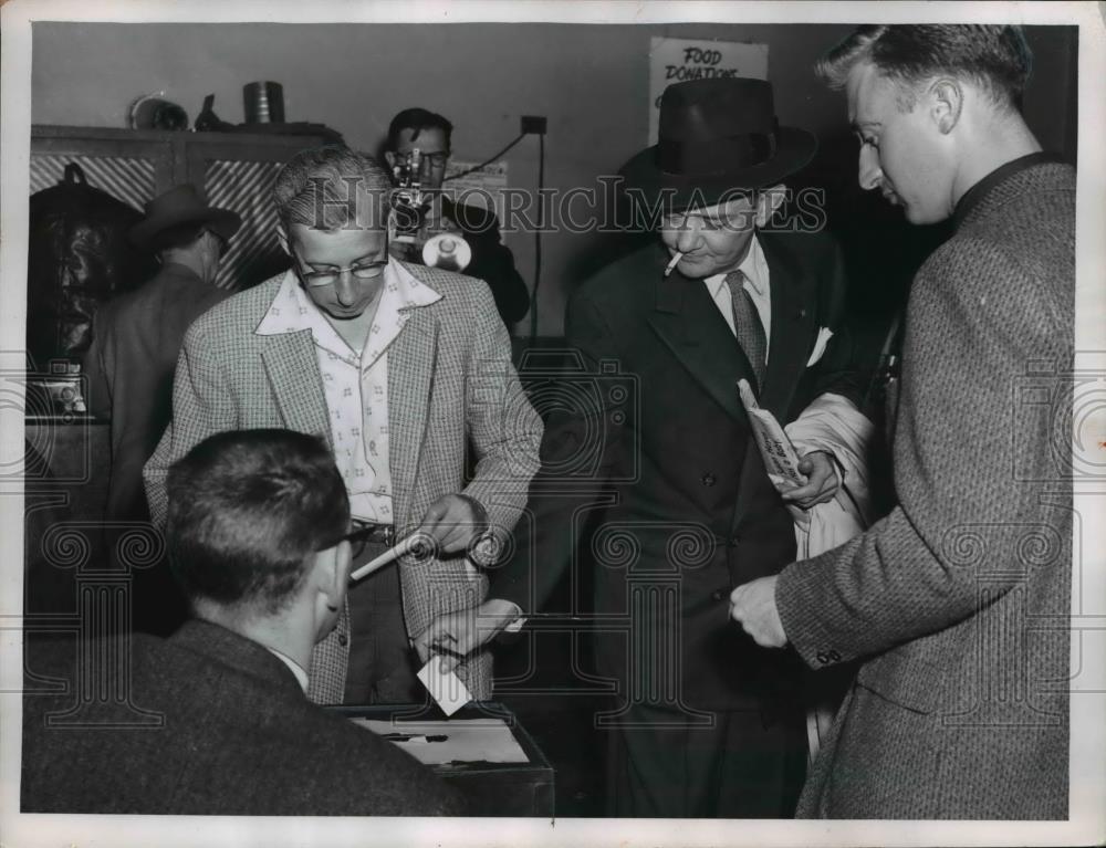 1956 Press Photo The Cleveland Guild strike - Historic Images