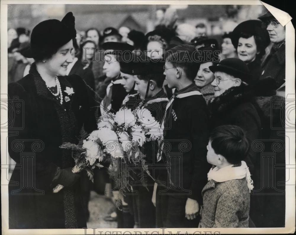 1939 Press Photo Queen Elizabeth &amp; Sea Scouts at Sussex England - Historic Images