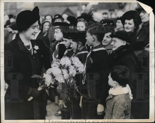 1939 Press Photo Queen Elizabeth & Sea Scouts at Sussex England - Historic Images