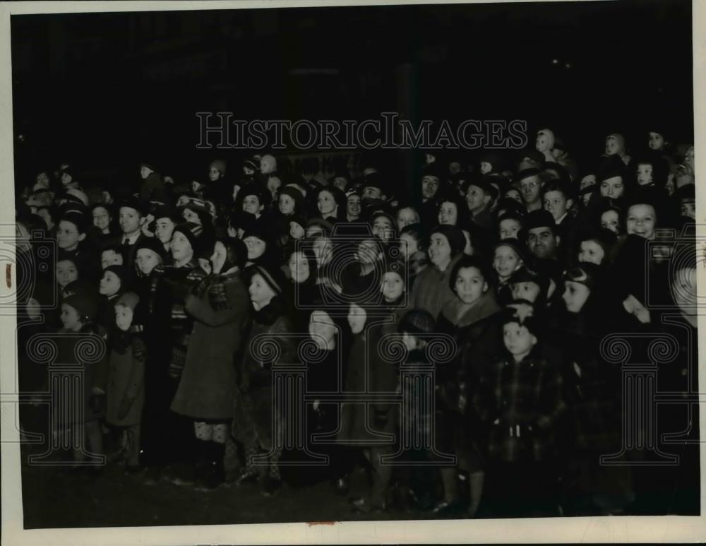 1937 Press Photo Crowd Watching The Press Christmas Parade - Historic Images