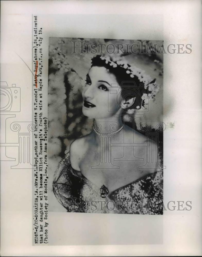 1950 Press Photo Mrs ML Boyd Mother Of NY Model Bobby Boyd - Historic Images