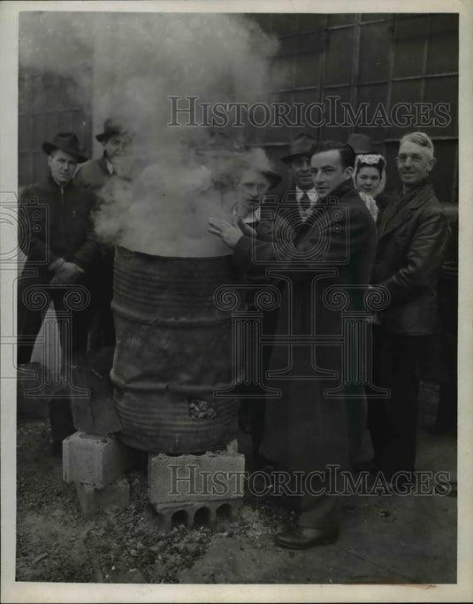 1945 Press Photo Edmund del Re and other activist keeping themselves warm - Historic Images