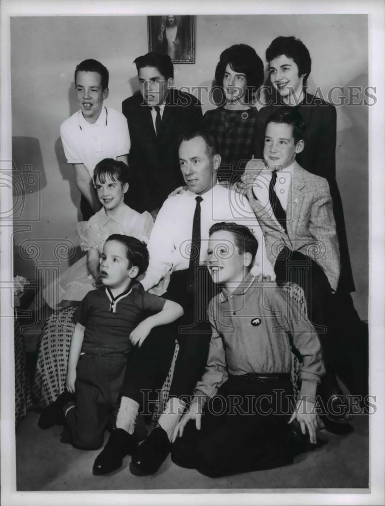 1961 Press Photo John Melvin and his children by his first wife - Historic Images