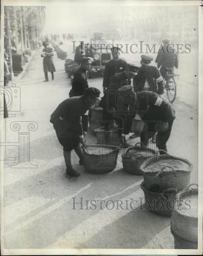 1928 Press Photo Workmen sand streets of Japan for Emperor Hirohito - Historic Images