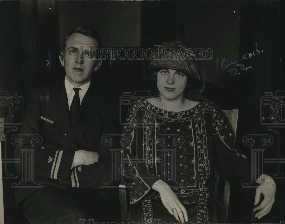 1923 Press Photo Mrs Wesley Hague &amp; Lt Wesley McLaren Hague - Historic Images