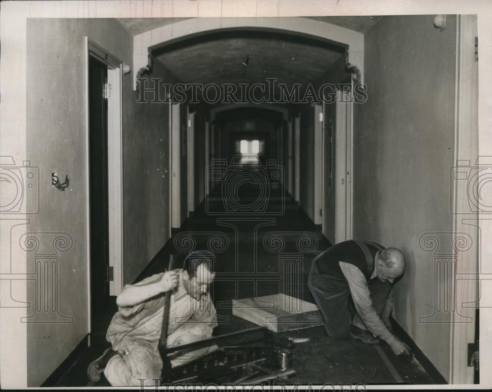 1955 Press Photo Mat Follmann and Tommy Brown in hallway of Huron Road Hospital - Historic Images