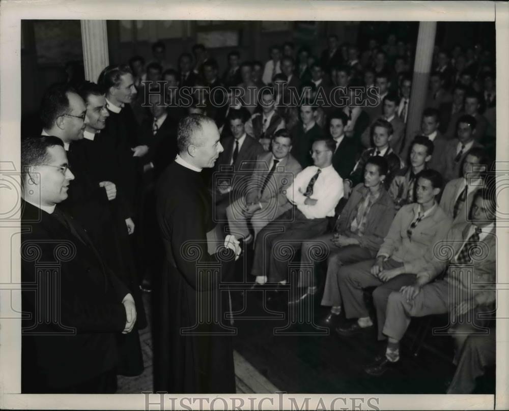 1950 Press Photo Msgr. Guiseppe Mojoli, Secretary to Cardinal Tissepant visits - Historic Images