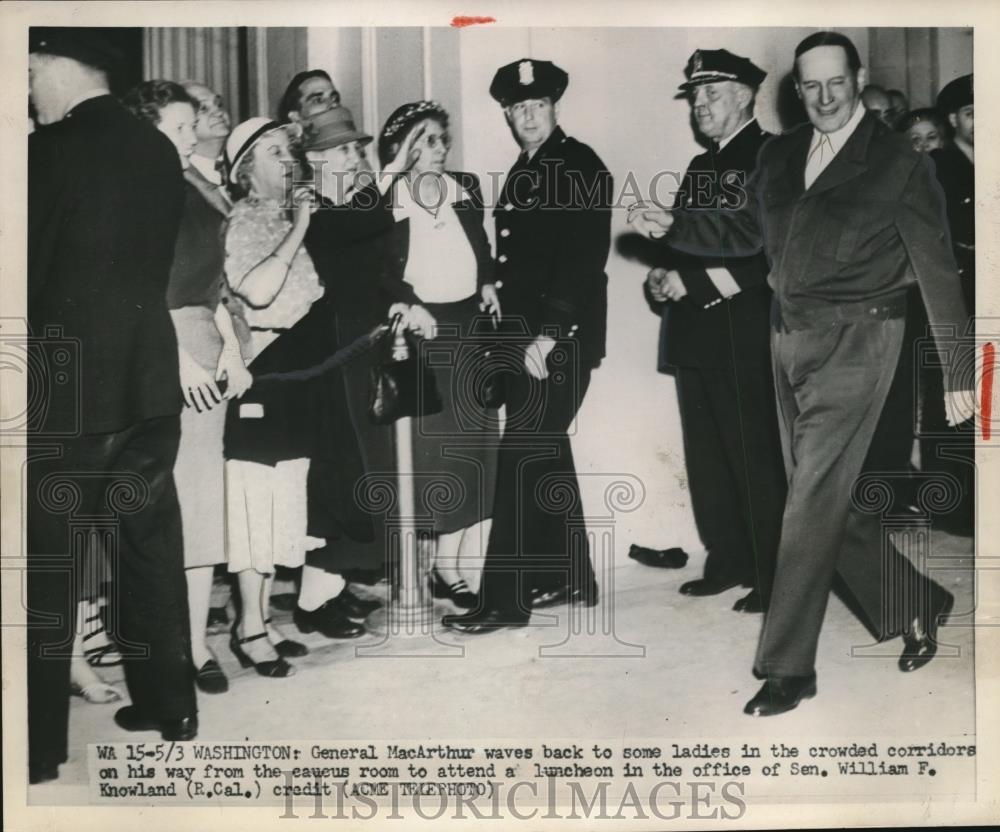 1951 Press Photo Gen. MacArthur waves back to ladies in crowded corridors - Historic Images