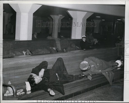 1943 Press Photo San Francisco bridge terminal building, sailors take a nap - Historic Images
