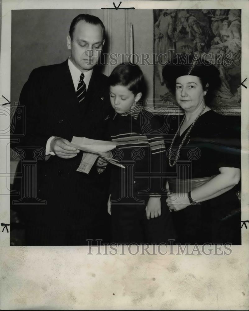 1938 Press Photo Scott Lucas with his wife and son, Junior - Historic Images